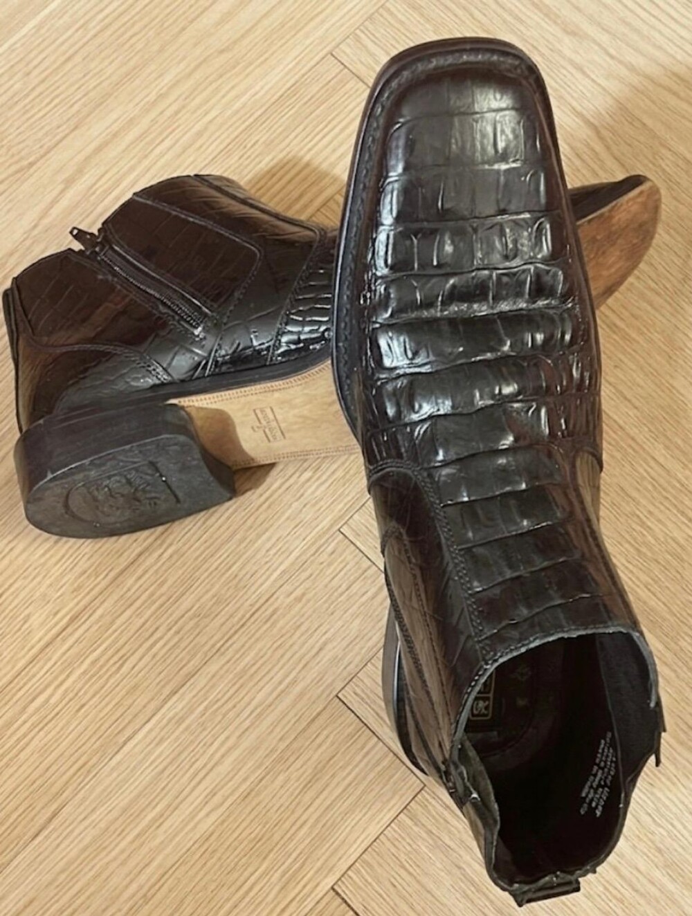 Stacy Adams Men’s Croc-Embossed Leather Dress Shoes. Size 8M.Excellent Condition
